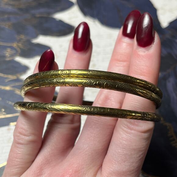 Set of 3 Vintage Brass Tone Etched Floral Bangles - Picture 3 of 7